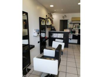A saisir salon de coiffure pte bourgade du Gers - 32-288 A saisir salon de coiffure pte bourgade du Gers - 32-288