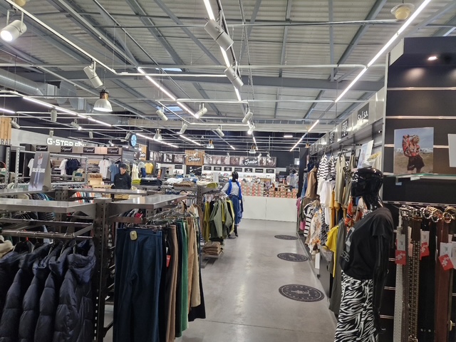 A ceder cause retraite MAGASIN VÊTEMENTS-JEANNERIE dans les Landes - Ref: 40-1257
