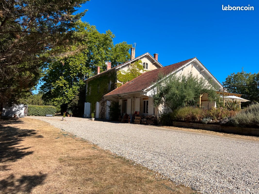 A vendre ensemble immobilier de GÎTE et CHAMBRE D'HÔTE avec BAR à vin bar à Cocktails et Tapas  dans le Gers proche Condom Ref 32-1213