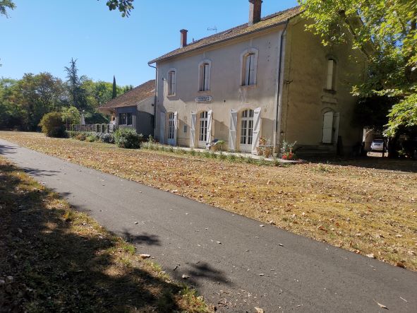 A ceder CHAMBRES D'HÔTES-GÎTES au sein d'une ancienne gare à MOUCHAN- Ref: 32-1213