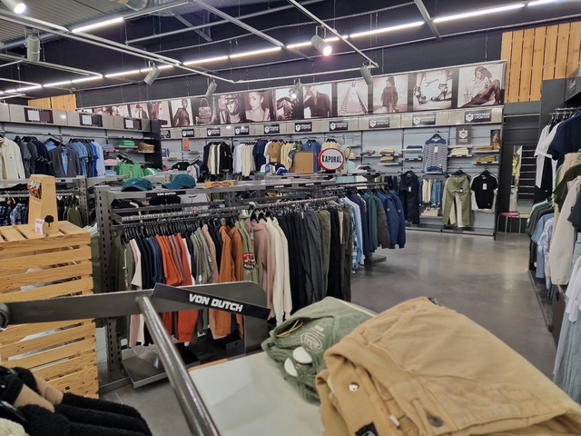 A ceder cause retraite MAGASIN VÊTEMENTS-JEANNERIE dans les Landes - Ref: 40-1257