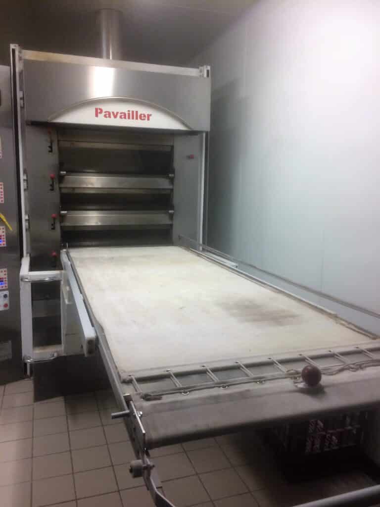 Four de boulangerie Pavailler professionnel en acier inoxydable, avec étages de cuisson ouverts et enfourneur à bande étendu, prêt à cuire.