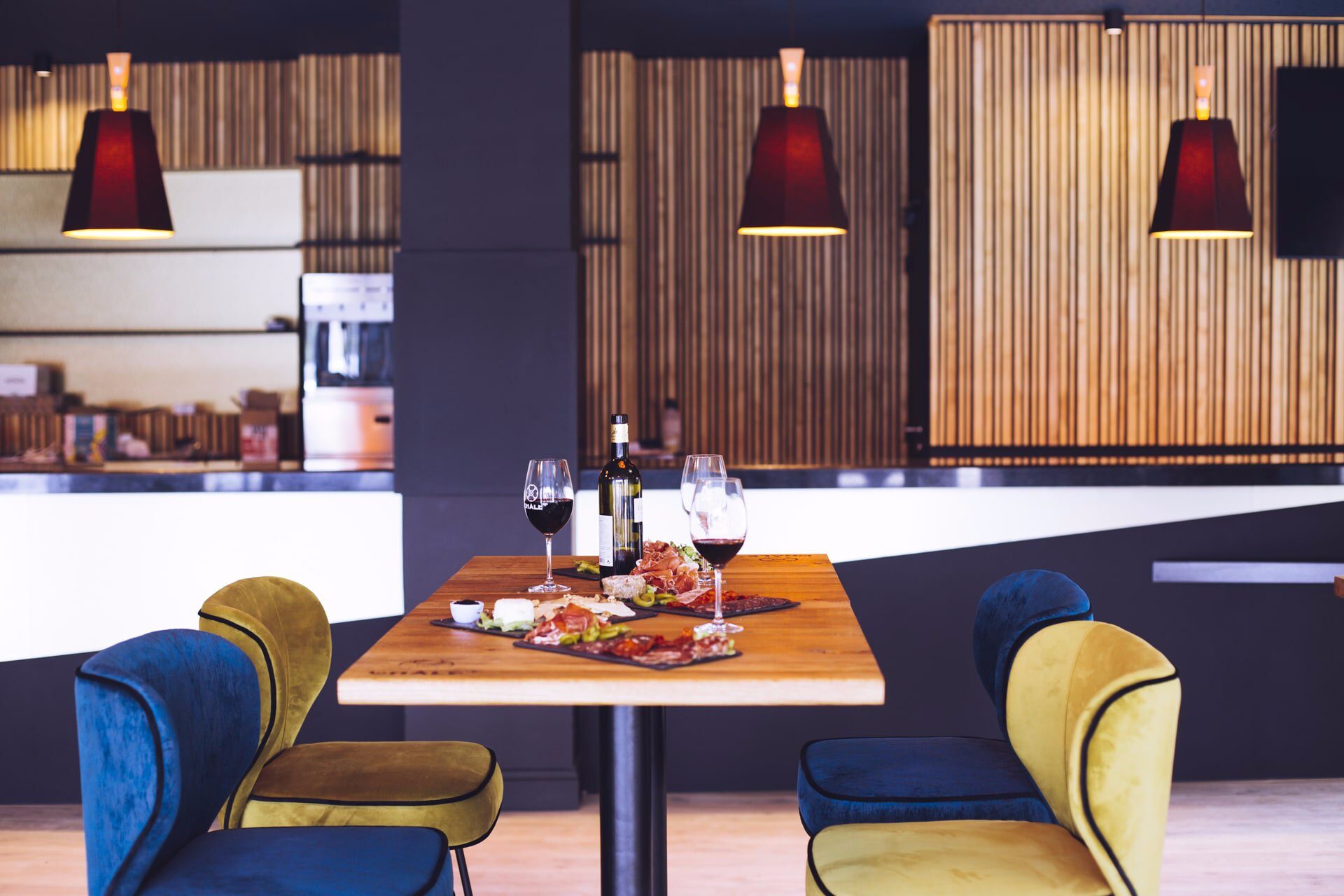 BAR-TAPAS-BRASSERIE-COCKTAILS-VINS-BIERES