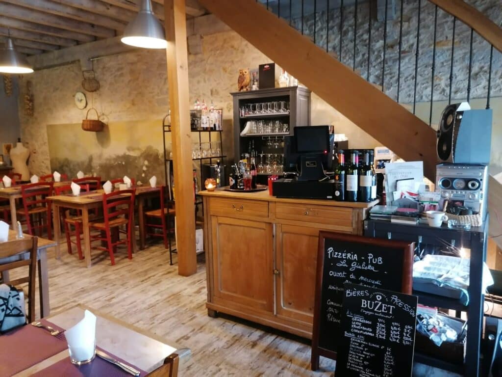 Intérieur rustique de pizzeria-pub 