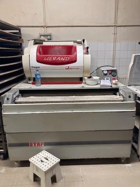 Façonneuse Merand Trégor sur diviseuse Staf dans une boulangerie professionnelle, avec tabouret et accessoires.