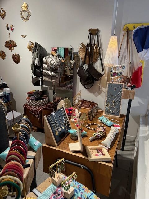 Boutique de bijoux et accessoires avec colliers, bracelets, sacs à main et décorations murales bohèmes.