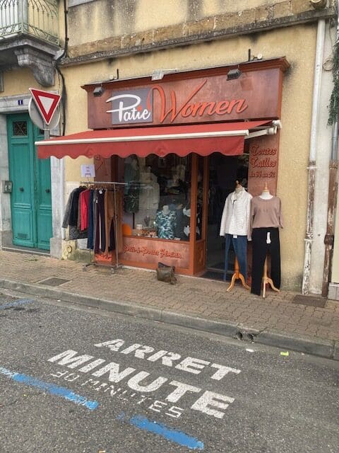Boutique Patie Women, magasin de prêt-à-porter féminin toutes tailles avec vêtements exposés et arrêt minute devant.