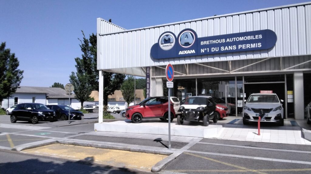 Concession Brethous Automobiles Aixam, spécialiste voitures sans permis. Modèles Minauto exposés devant le garage.