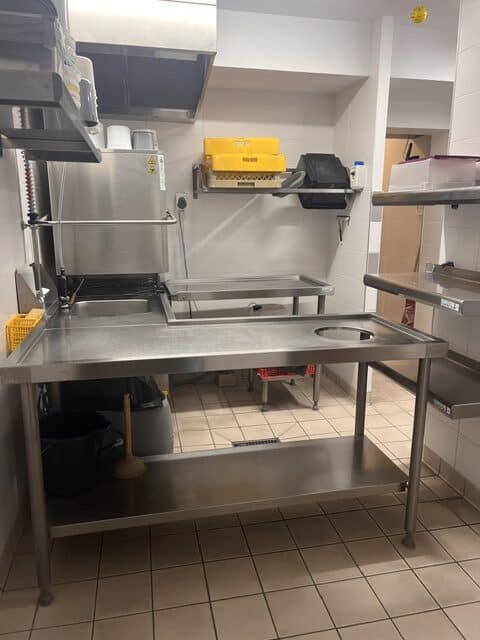 Station de lavage en inox avec lave-vaisselle pro et évier pour cuisine industrielle.